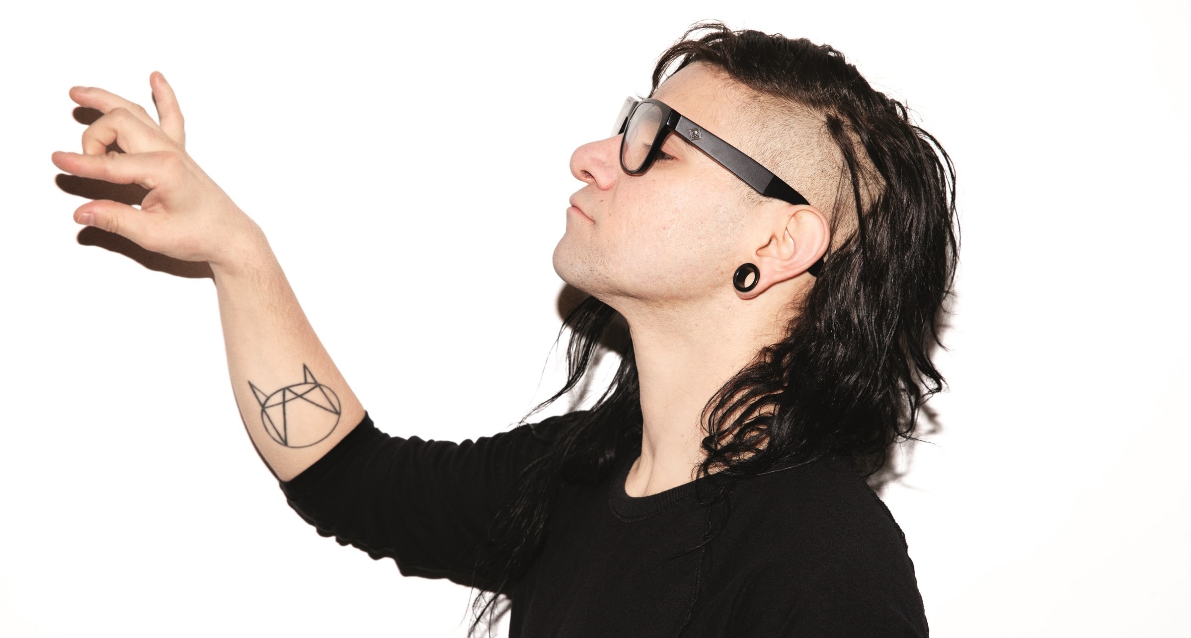 Сирах слушать. Skrillex. Skrillex Tattoo. Скриллекс тату. Сонни Джон Мур 2020.